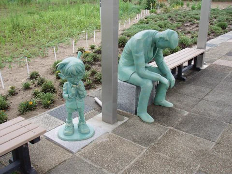 あれれ～おかしいぞ～?バス停に疲れたおじさんの銅像があると思ったらあの名探偵！