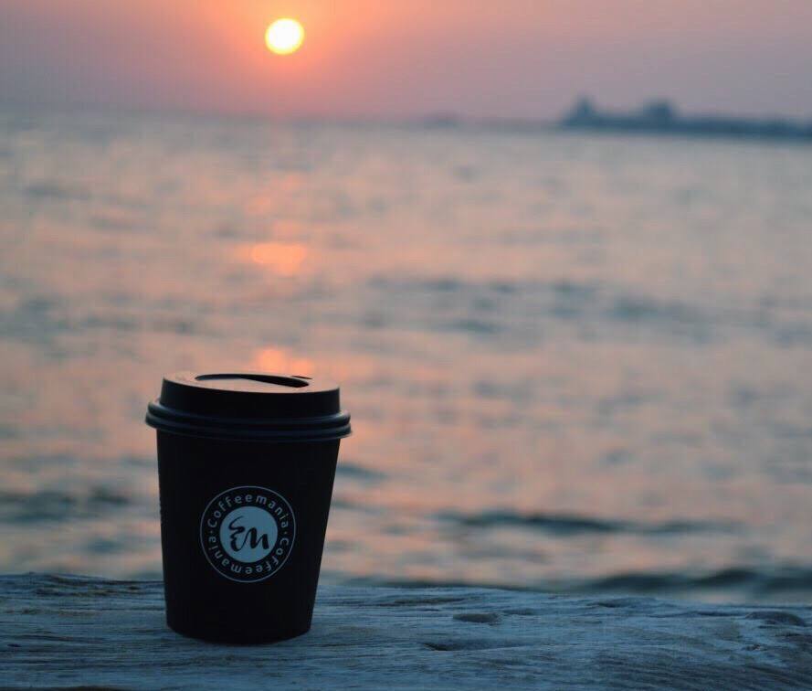 Şimdi uzaklardayız, hayallerdeyiz, rüyalardayız ve sadece kahvemiz bizimle :) #coffeemania #trabzon #kahve #rüya #hayal #uzaklar #karadeniz