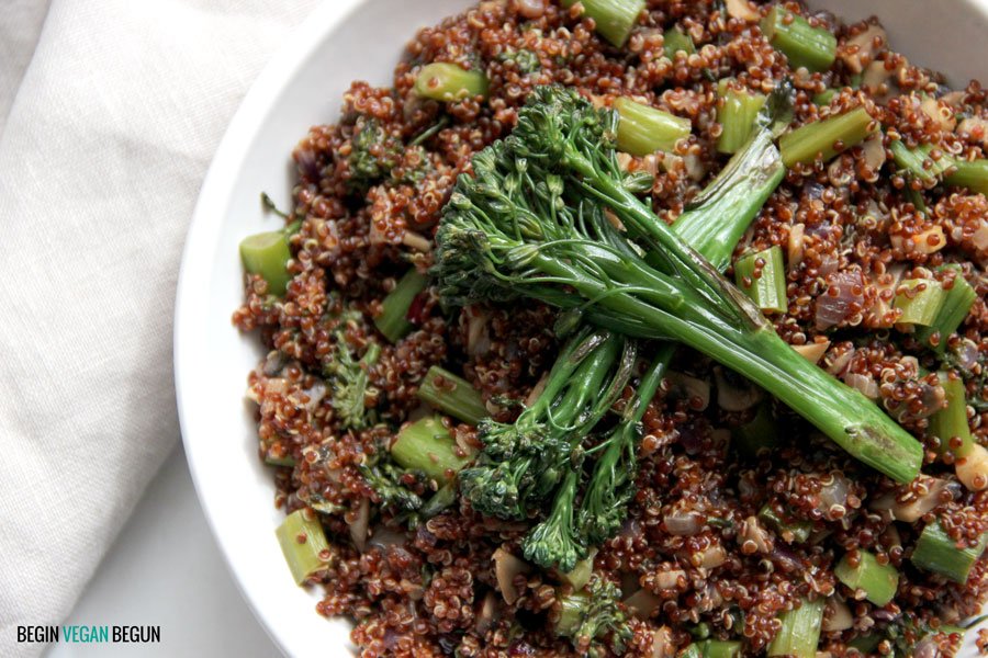 Bimi_ES's tweet photo. Para los mañana trabajan, tenemos una #recetadetupper de la mano de @beginveganbegun. Quinoa roja con #Bimi. https://t.co/kZjzFTlcAK https://t.co/KBJ224feF9