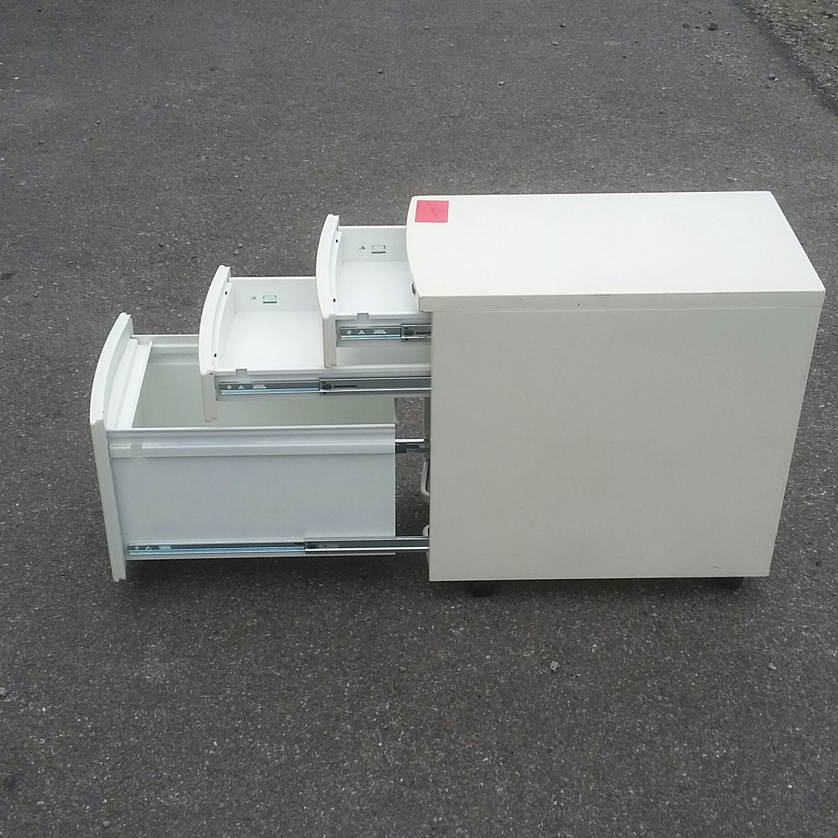 LAST ONE LEFT: Only one more White 3 Drawer Pedestal Filing Cabinet left in our <a href="/eBay4CharityUK/">eBay for Charity UK</a> shop 

ebay.co.uk/itm/White-3-Dr…