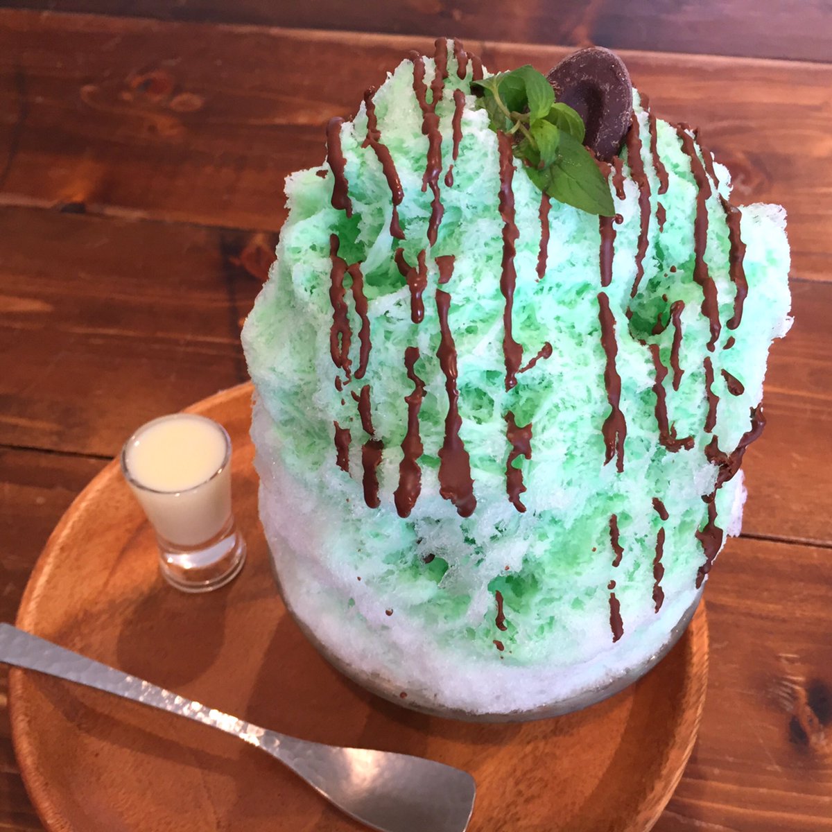 うしくろ チョコミント大学生 滋賀県 Cafe Fukubakoの チョコミントのかき氷 氷にたっぷりのミントシロップ さっぱりした甘さです 底にはチョコミントアイスも 見た目も味も完璧なチョコミント ひんやりとして美味しいです 700 T