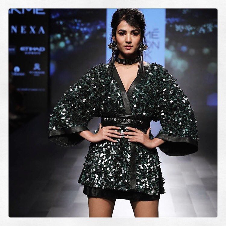 AmrikaLondon's tweet photo. #LakmeFashionWeek Festive/Winter 17 @raraavisbysonalverma 😍😍🙌🏼🙌🏼 https://t.co/94wlCTBXlk