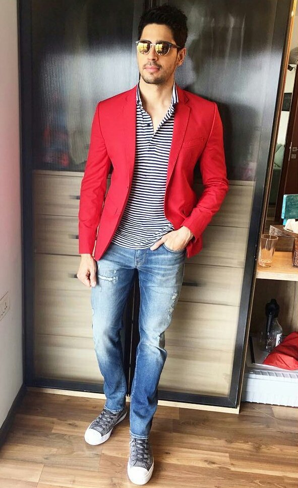 SidMUniverse's tweet photo. .@S1dharthM in #Tisa blazer, #TommyHilfiger tshirt, #SelectedIndia jeans, #RayBan glasses for #BandookMeriLaila song launch https://t.co/NbgT8zpo1n