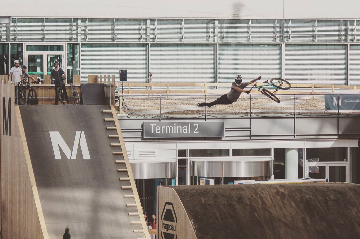 TomasZejda's tweet photo. #airport action #showtime @dartbikes @ixssports @DEWALTtough @ExtremeOfficial @spankbikes https://t.co/JTd4k9Bzpf