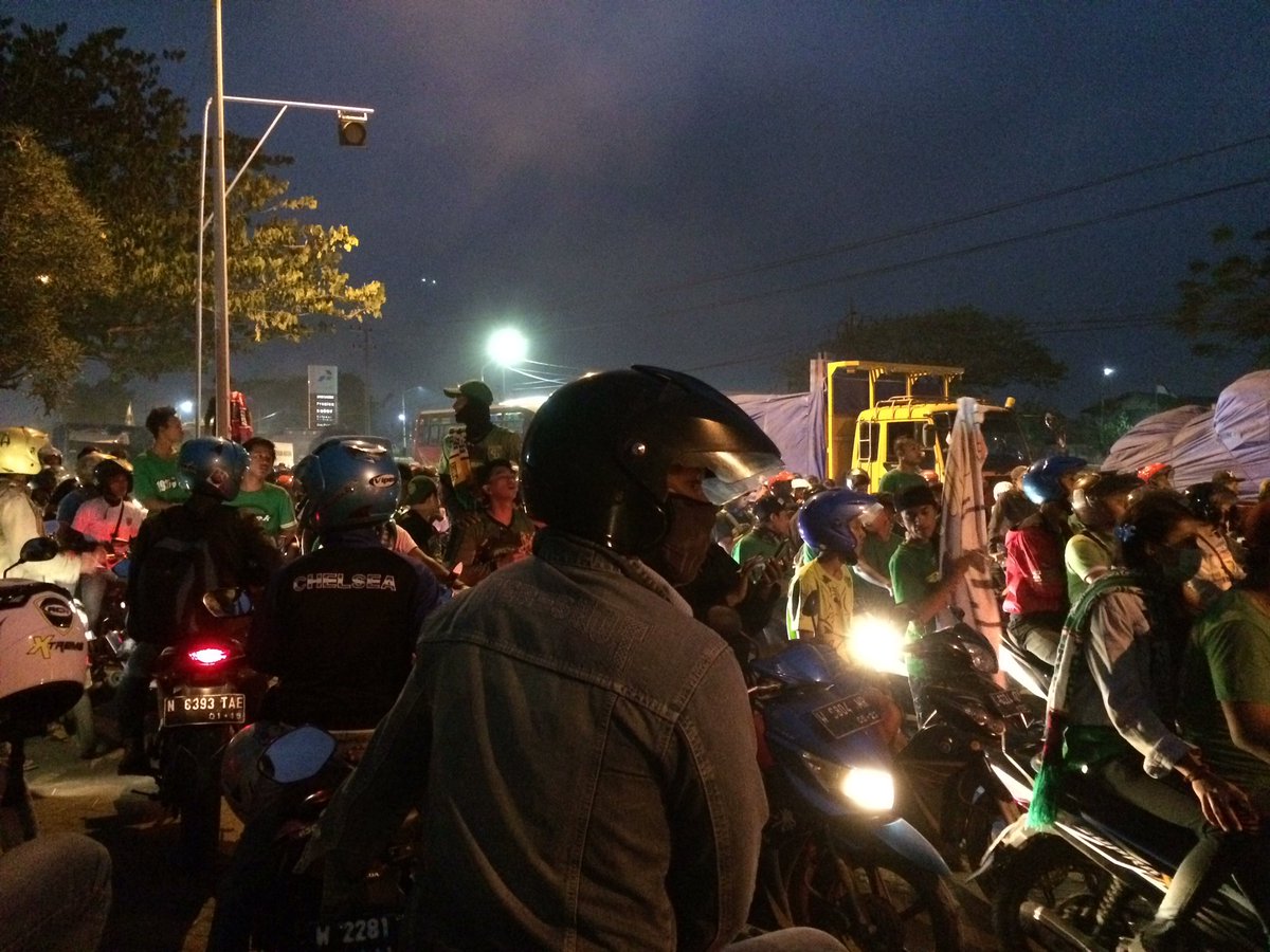 Jhoo_S's tweet photo. Hindari jalur osowilangon, di karenakan macet total. #E100 https://t.co/epC3MInaDE