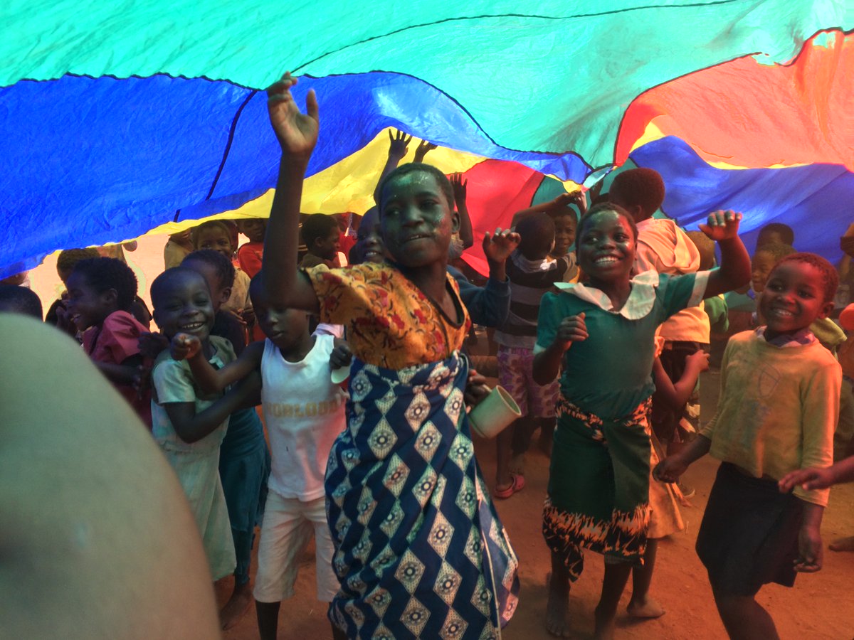 GGMalawi2017's tweet photo. @elvinsgeo bringing happiness with a very special parachute ♥️ https://t.co/DaW6d3navO