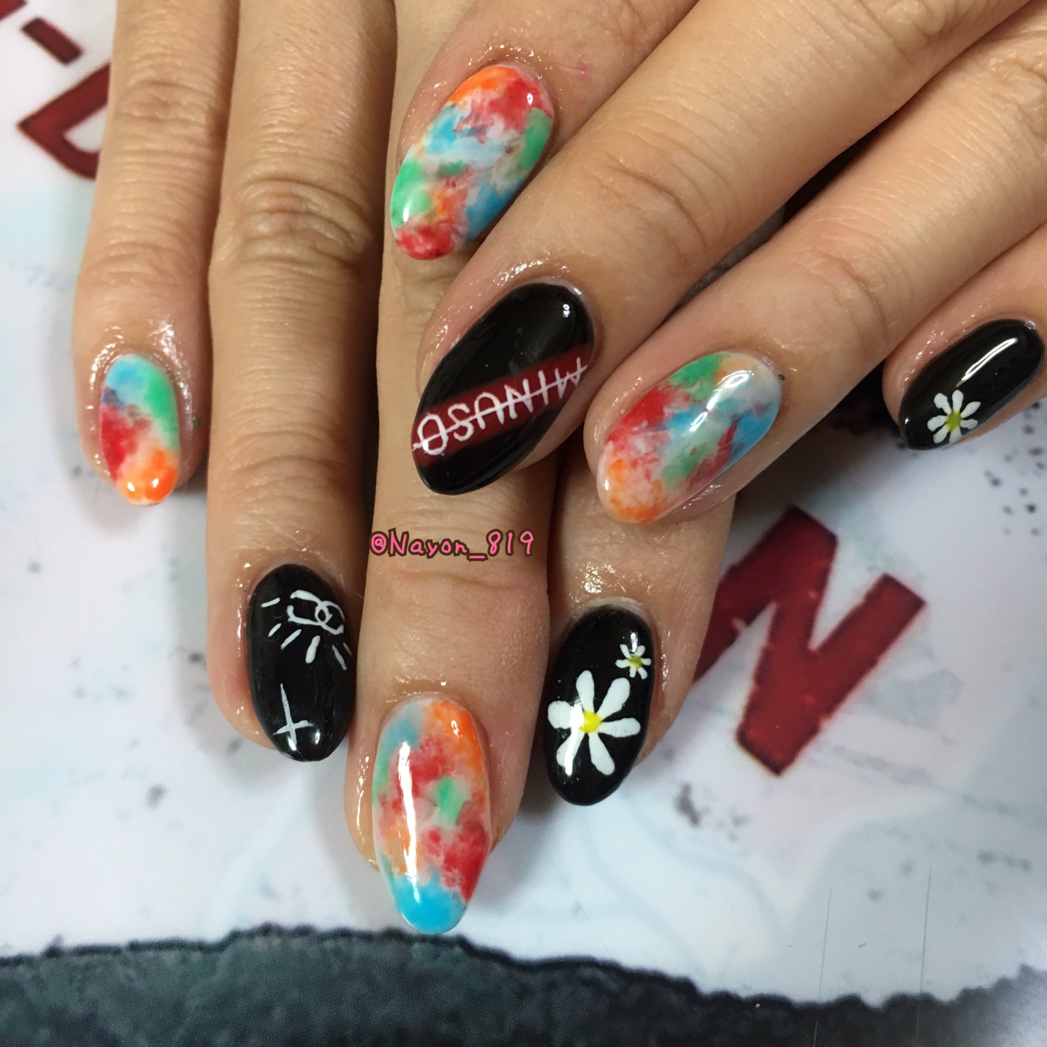 なよん 福岡ジヨコンに向けてちょっと自分に本気nailしてみました 右手は左手で描くから大した物は描けないけど シ ネルマークは隣でゲームしてた旦那に描いてもらってみましたwww 最近のジヨンちゃんぽく でもゴチャゴチャし過ぎず F