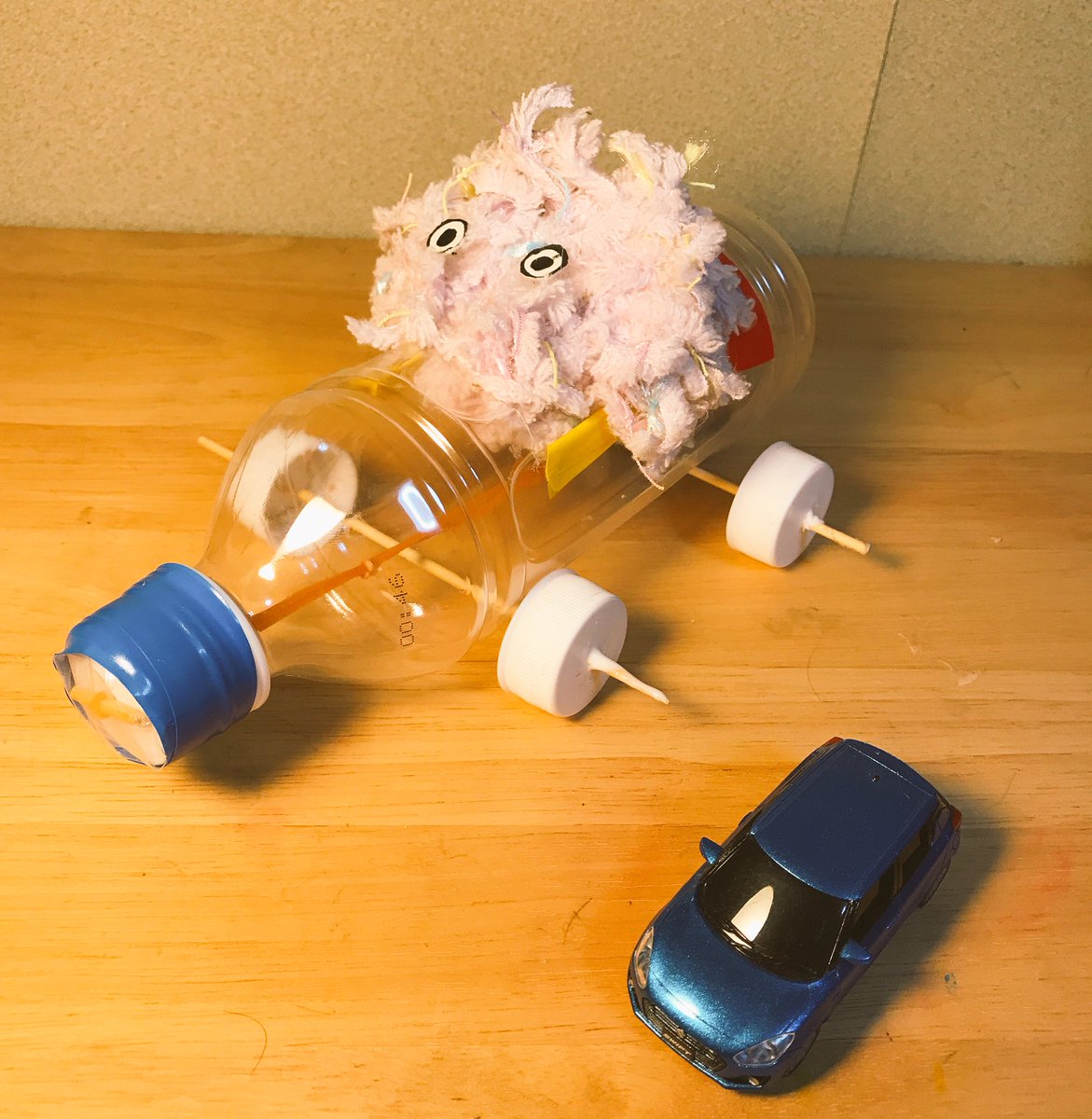 大きな男 今日の動画はペットボトルで車を作ってみました ゴムの力で動く車 ポンも乗れてご満悦 W 是非みなさんも作ってみてね 工作 ペットボトル T Co D7l9ninf1n
