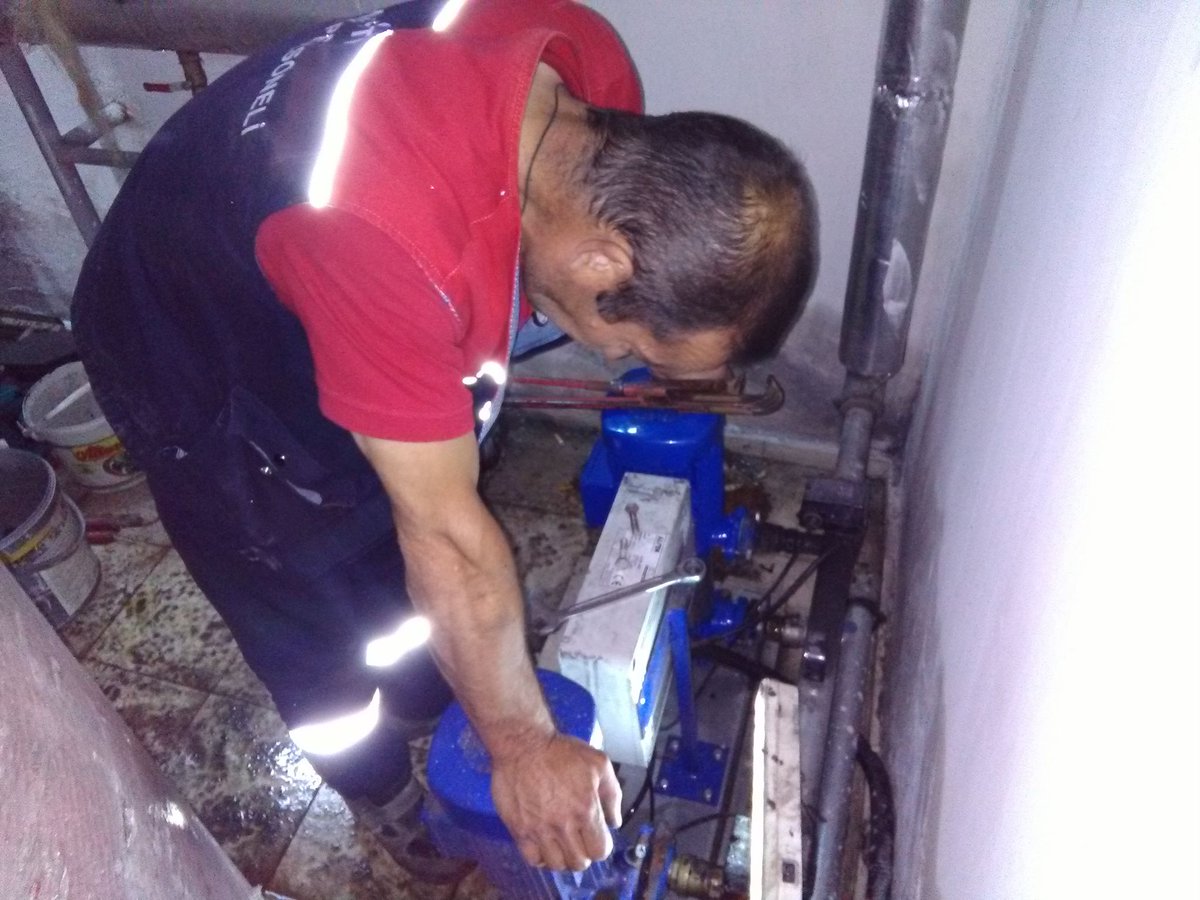 kusunlar_2_etap's tweet photo. Arızalı olan hidroforlar tamirden geldi. Teknik personel tarafından montajları yapılmaktadır. https://t.co/oKxeI6a6e6