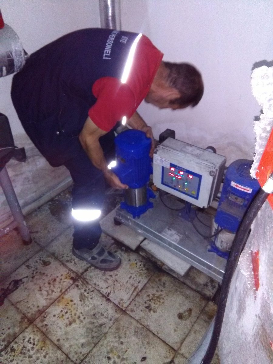kusunlar_2_etap's tweet photo. Arızalı olan hidroforlar tamirden geldi. Teknik personel tarafından montajları yapılmaktadır. https://t.co/oKxeI6a6e6