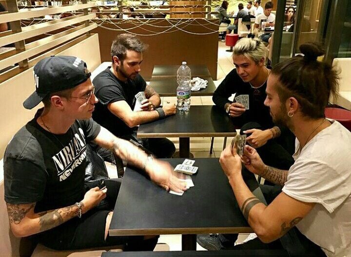 Una delle foto più ignoranti della storia di <a href="/BenjieFede/">Benji & Fede</a>,notare con quale cattiveria benji butta la carta sul tavolo. 🔝🔝