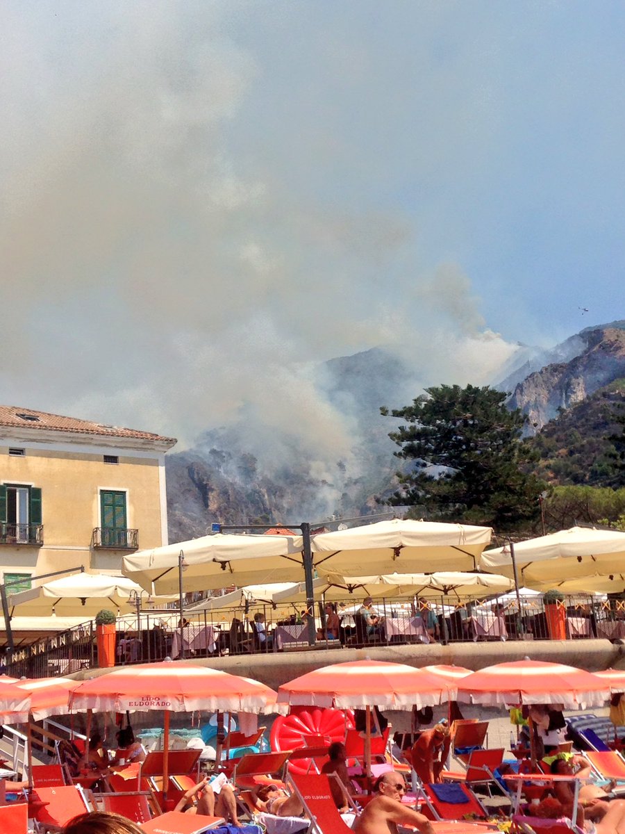 claucimm's tweet photo. #ancorafiamme in #campania. La #costieraamalfitana brucia da ieri sera. Al momento, due elicotteri e un canader, ma fiamme ancora alte... https://t.co/GYmi3e12uf