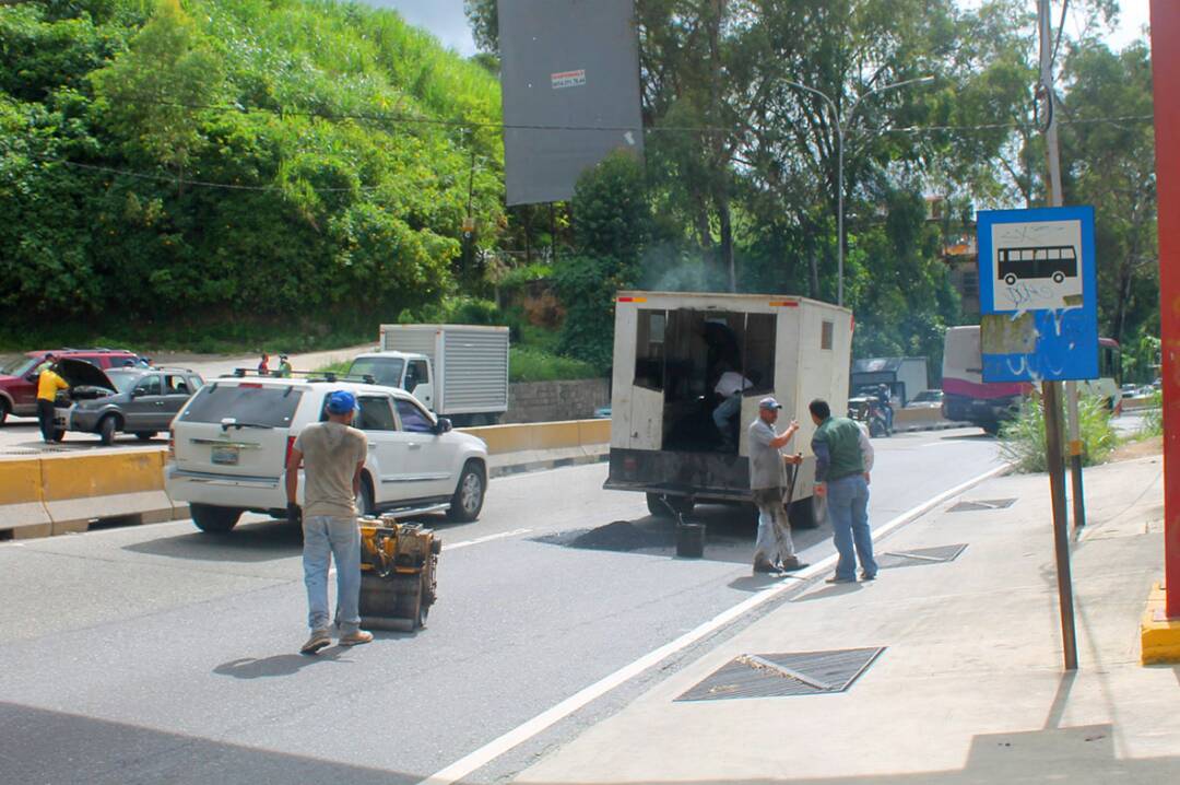 InfraCarrizal's tweet photo. Ante indiferencia de las autoridades competentes. @ServiCarrizal y @AlcCarrizal bachea km19 #PNM https://t.co/1ZWcxE4bC8