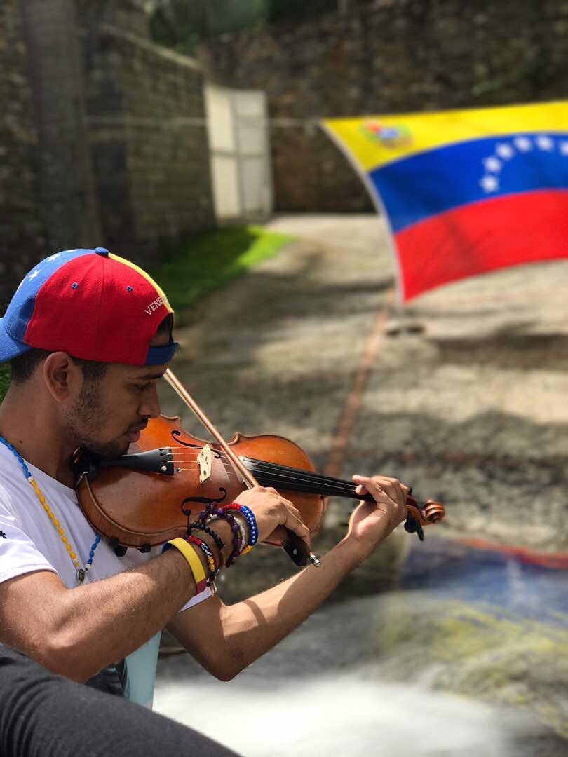 MariaCorinaYA's tweet image. Él, lo ha dado todo por Venezuela. Hoy, de regreso en la calle, no será libre hasta que derrotemos la tiranía. Fuerza,Wuilly! @wuillyarteaga