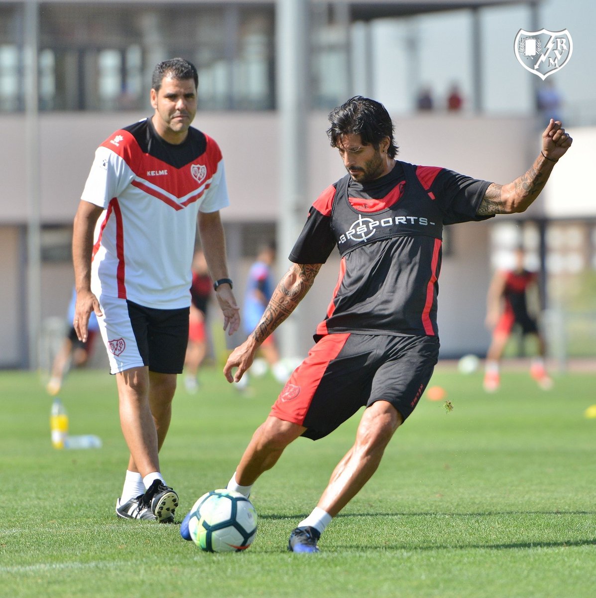 RayoVallecano's tweet photo. 📷⚡️Trabajo de @Chori1708 con el preparador físico @VictorParedes78 en la sesión de la mañana de hoy en la Ciudad Deportiva https://t.co/3rDovXU5Eg