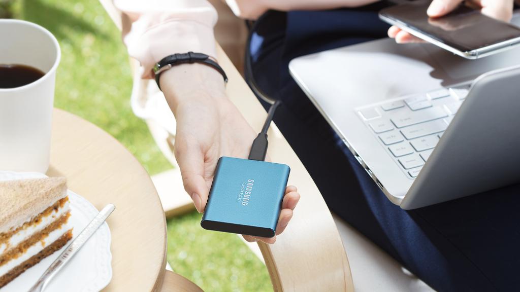 SamsungHungary's tweet photo. Evolúció a gyors és megbízható adattárolásban: Megérkezett a Samsung hordozható #T5SSD! Bővebben: https://t.co/R9F1sqd0xA https://t.co/6U4NYfv4xk