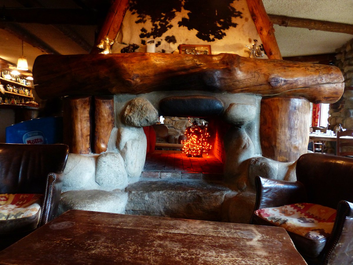 HyggeGoals's tweet photo. *heavy breathing*

#interiordesign #homedesign #logcabin https://t.co/T6S6RmkNOv