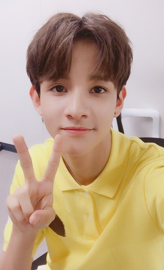 bravepunch_'s tweet photo. 170816 #쇼챔피언 #식스틴 무대 완료!❤
노랑 병아리 무엘 군 보고 오늘 하루의 끝도 편안하길 바래요 가넷! 우리 내일 만나요🙆‍♂️
#Samuel #사무엘 #Sixteen #쇼챔피언 https://t.co/4Trp4gtc1i