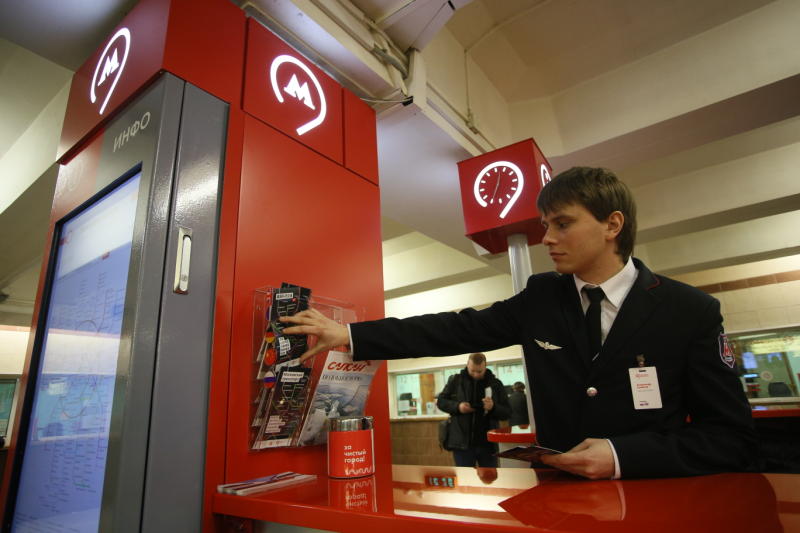 Стойка живого общения в метро комсомольская. Информационная стойка метрополитена. Станции живое общение метро. Стойки живое общение в метро. Станции живое общение метро.