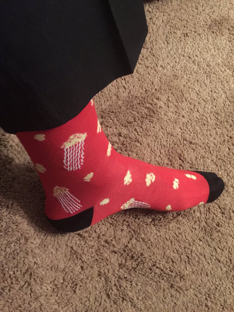 DanWCoxEdge's tweet image. Even the socks are red today! #norednumbers #GetItDoneSB1 #getyourpopcornready #sockgame