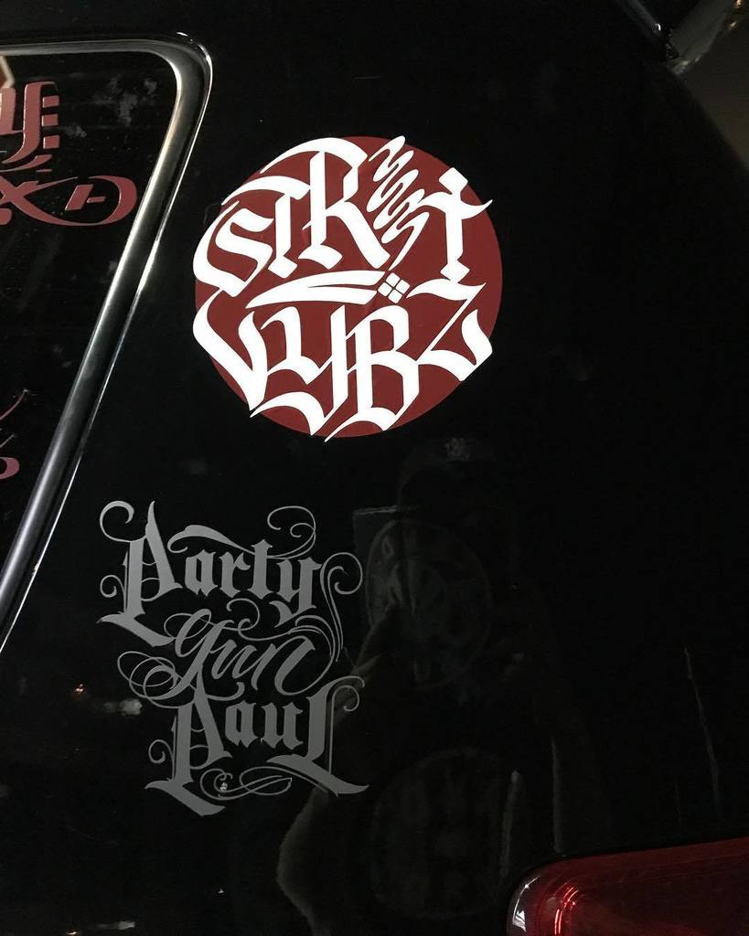 Rhymehopper's tweet image. 今日は高知の大好きなSOUND  STREET VYBZのロゴをカッティングして愛車に😝 #459reggae #streetvybz  #countrycoderecords  #pgp  #cuttingram ift.tt/2w9M6UK