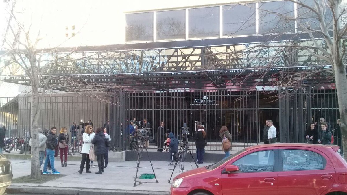 Diario_Contexto's tweet photo. Comienza el escrutinio en el Teatro Argentino de La Plata, se define la elección en la Provincia de Buenos Aires.
#Elecciones2017 #PAS02017 https://t.co/JM7fzdxhn3