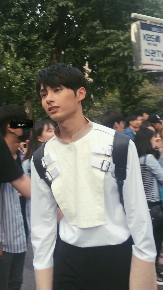 wjhvisuals's tweet image. what if he stares at you everytime you look away?

#CaratSelcaDay
#17caratselcaday