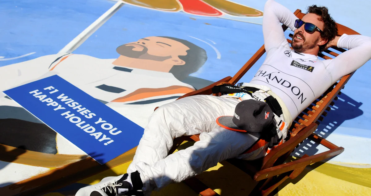 Fernando Alonso recostado en una reposera tomando sol