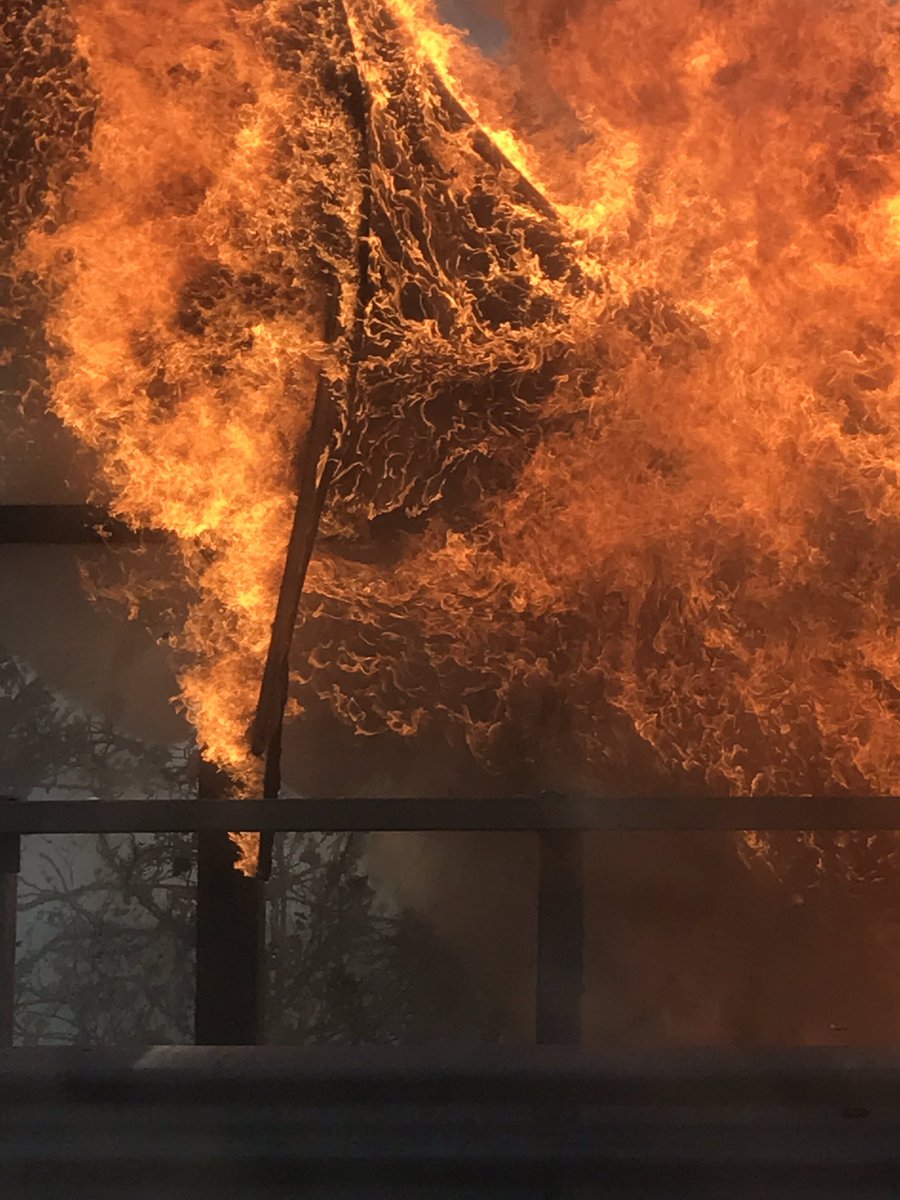 iper_activ's tweet photo. Ora a Santa Marinella. Le fiamme sono arrivate alla strada #incendio https://t.co/SW21hv3eEz