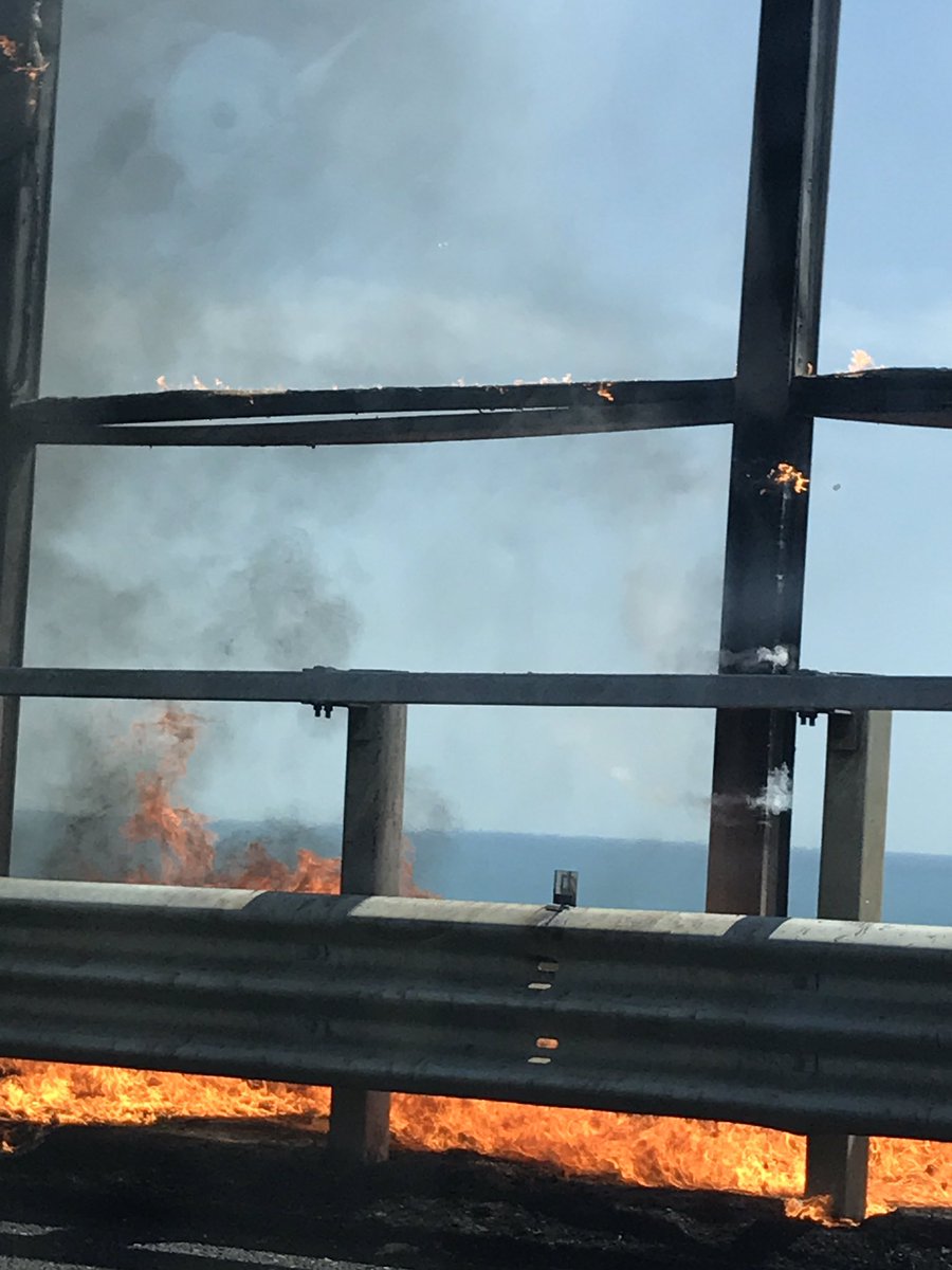 iper_activ's tweet photo. Ora a Santa Marinella. Le fiamme sono arrivate alla strada #incendio https://t.co/SW21hv3eEz