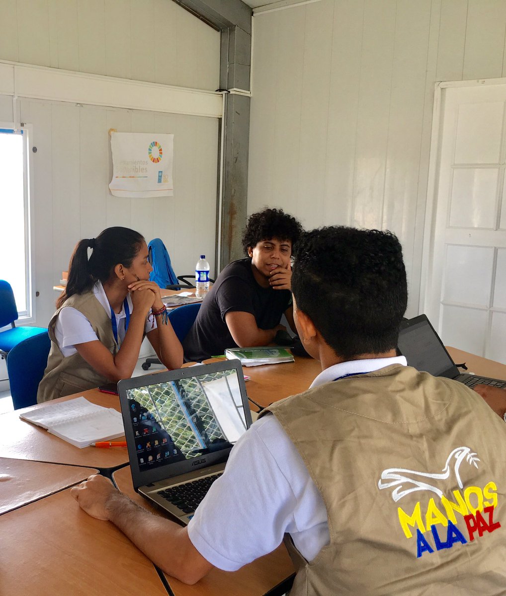 ManosALaPaz's tweet photo. #Cartagena Giselle @UFPSCUCUTA y Jesus @unimagdalena sintonizados con "Así suena La Paz en los territorios" apoya: @UEenColombia #Resander https://t.co/iqlzbCVPiX