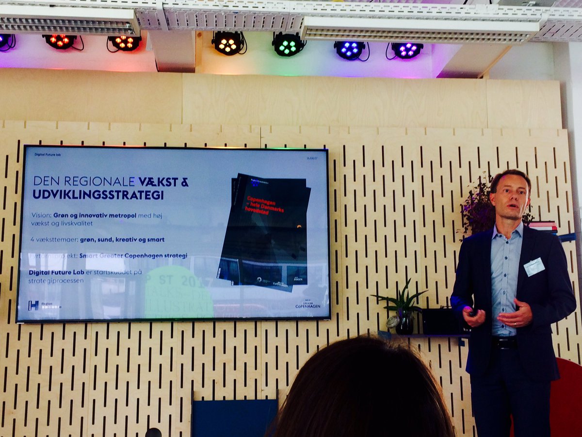 c_anderskov's tweet photo. Ballet åbnes for udviklingen af SMART City strategien for København og  hele regionen #smartgreatercph @GreaterCph lyssætning #cphpride17 https://t.co/BZc4J6bOEg