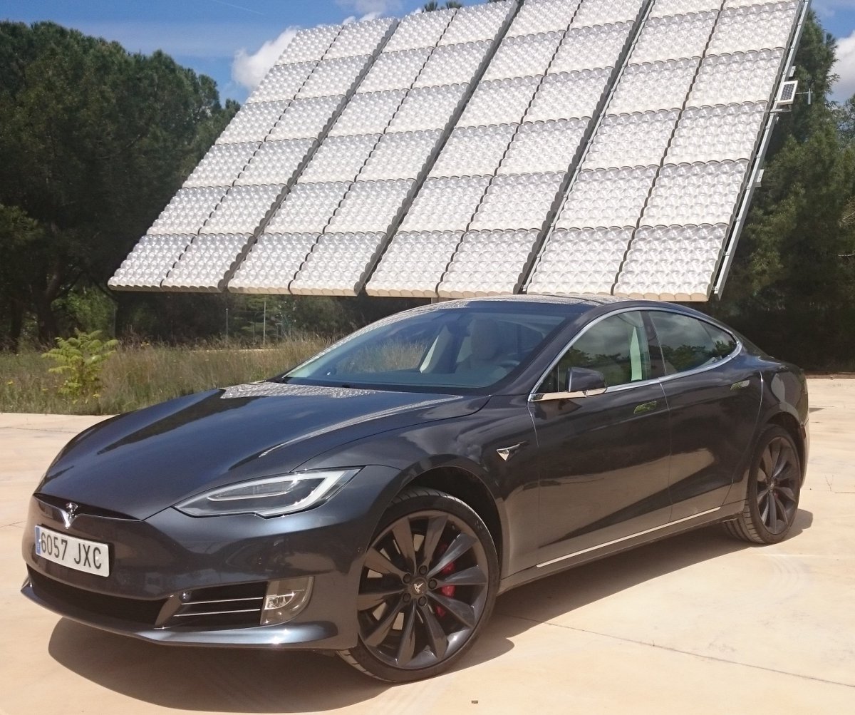 rephlect_solar's tweet photo. Cameo appearance of @bsqsolar technology in a review of the new @TeslaMotors Model S. Read more at:
https://t.co/5QDfnX43qO https://t.co/XKSKRsVz5u