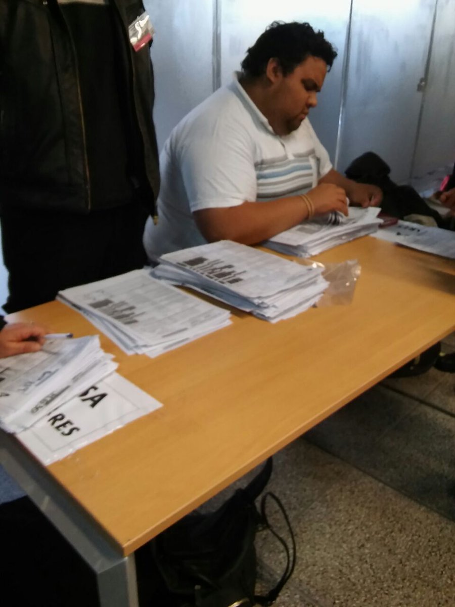 QMnoticias's tweet photo. #Miercoles Comenzó el recuento definitivo de los votos de las #PAS02017 #AHORA #LaPlata #movil #qmnoticias @ArgentinoTeatro https://t.co/p6Wx4kbEUO