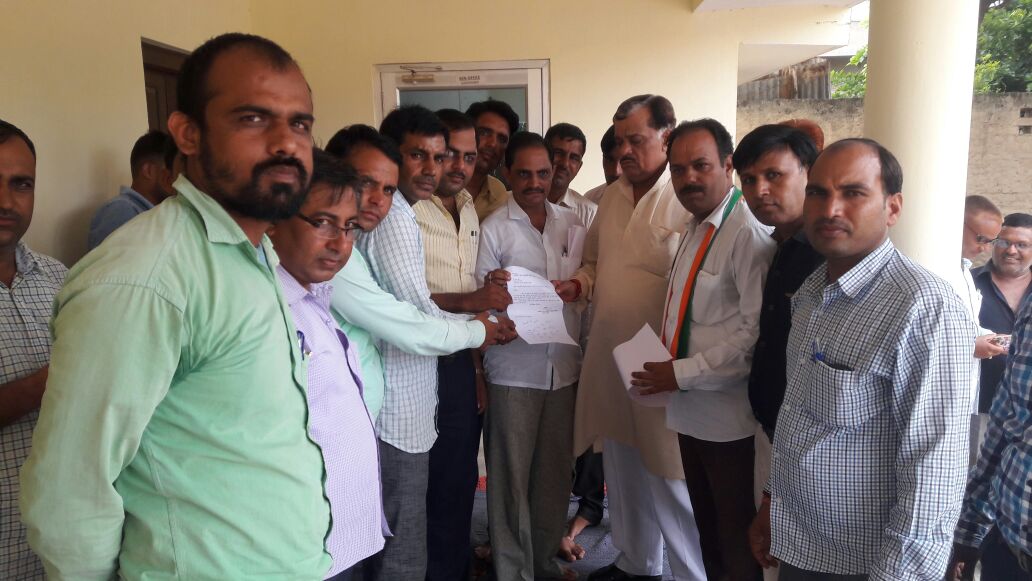 firstkhabar's tweet image. राजस्थान राज्य मंत्रालयिक कर्मचारीयो ने महासंघ तीन सुत्रीय मांग को लेकर @Bjp4Sikar अध्यक्ष मनोज कुमार शर्मा को ज्ञापन दिया। #WorkersDemands