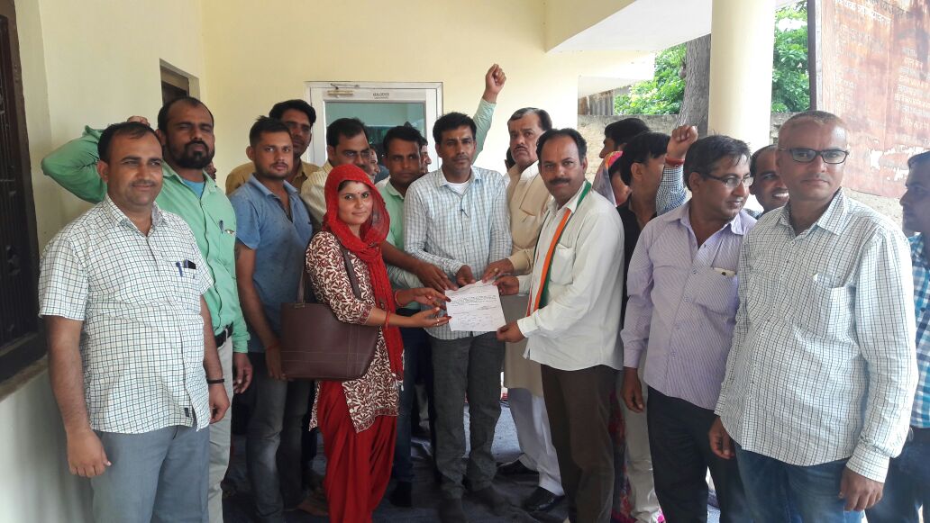 firstkhabar's tweet image. राजस्थान राज्य मंत्रालयिक कर्मचारीयो ने महासंघ तीन सुत्रीय मांग को लेकर @Bjp4Sikar अध्यक्ष मनोज कुमार शर्मा को ज्ञापन दिया। #WorkersDemands