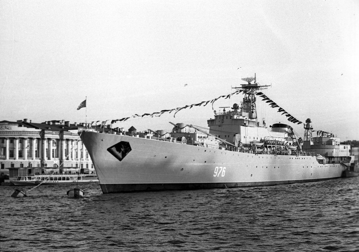 高町露化 ロシア海軍情報管理複合体 ソ連時代の1970年代初頭からソ連崩壊後の1990年代末まで在籍した練習艦 ガングート は 先代 ガングート とは逆に 最初はソ連海軍旗を掲げ 最後は ロシア海軍旗 聖アンドレイ旗 を掲げました 舷側番号は何度も 高町露化 ロシア海軍情報管理複合体 ソ連時代の1970年代初頭からソ連崩壊後の1990年代末まで在籍した練習艦 ガングート は 先代 ガングート とは逆に 最初はソ連海軍旗を掲げ 最後は ロシア海軍旗 聖アンドレイ旗 を掲げました 舷側番号は何度も