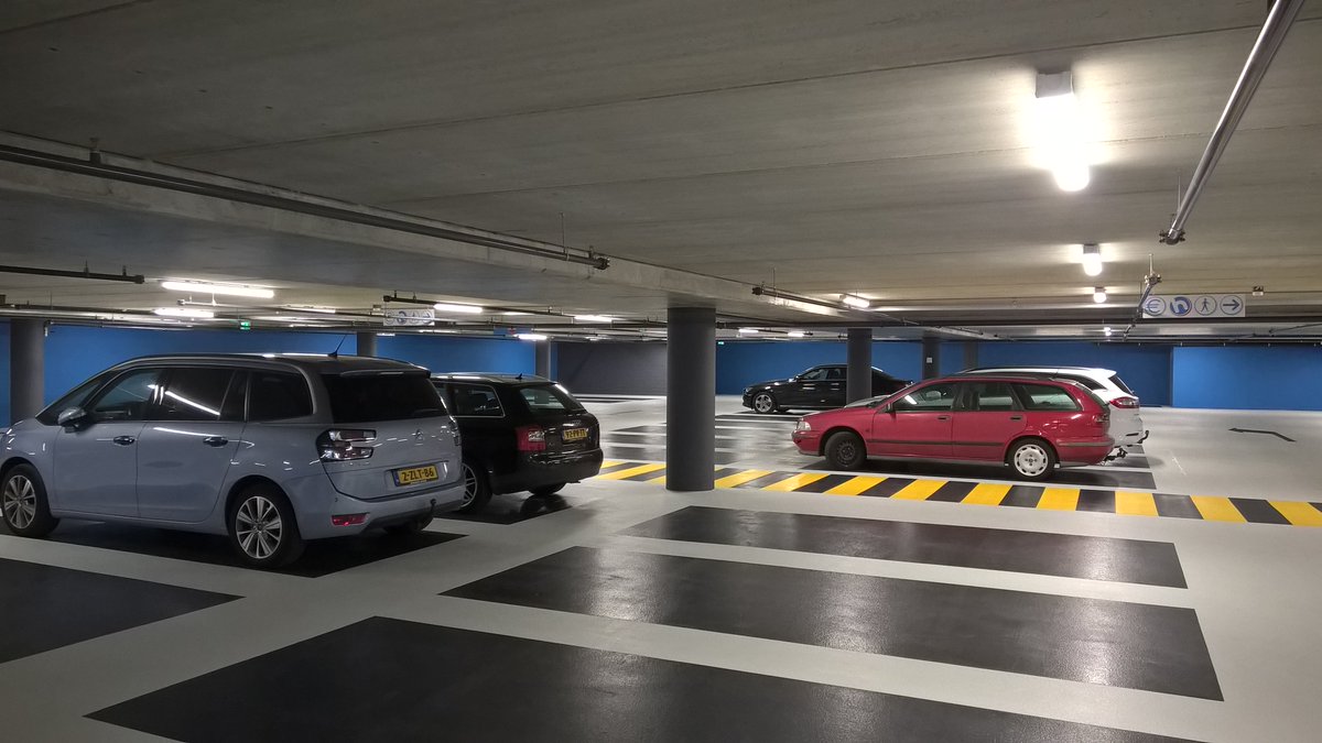 de eerste auto's hebben inmiddels ontdekt dat de parkeergarage #Badhuisstraat #Scheveningen is geopend #hoogvliet #heilijgers