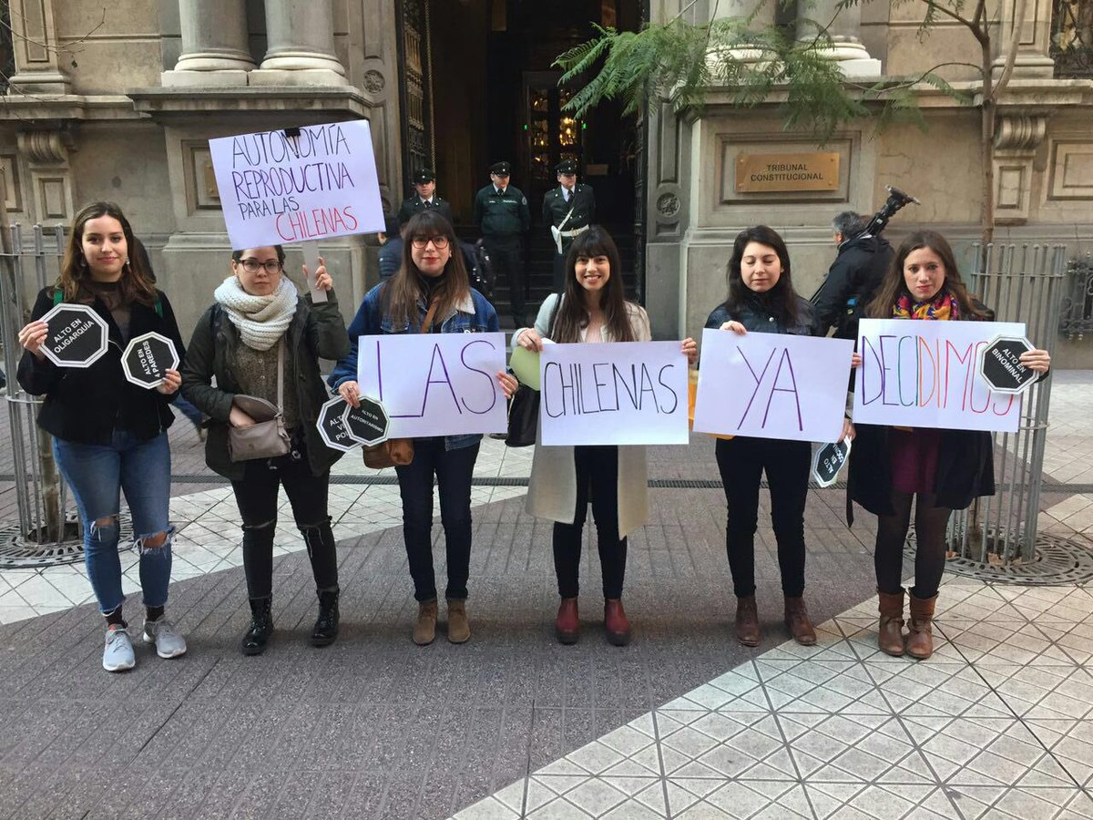 Ahora nuestras compañeras del @FeministasMA y candidatas a dip. @AndreaLaDel12 y @ManuelaVelosoD en el Tribunal Constitucional