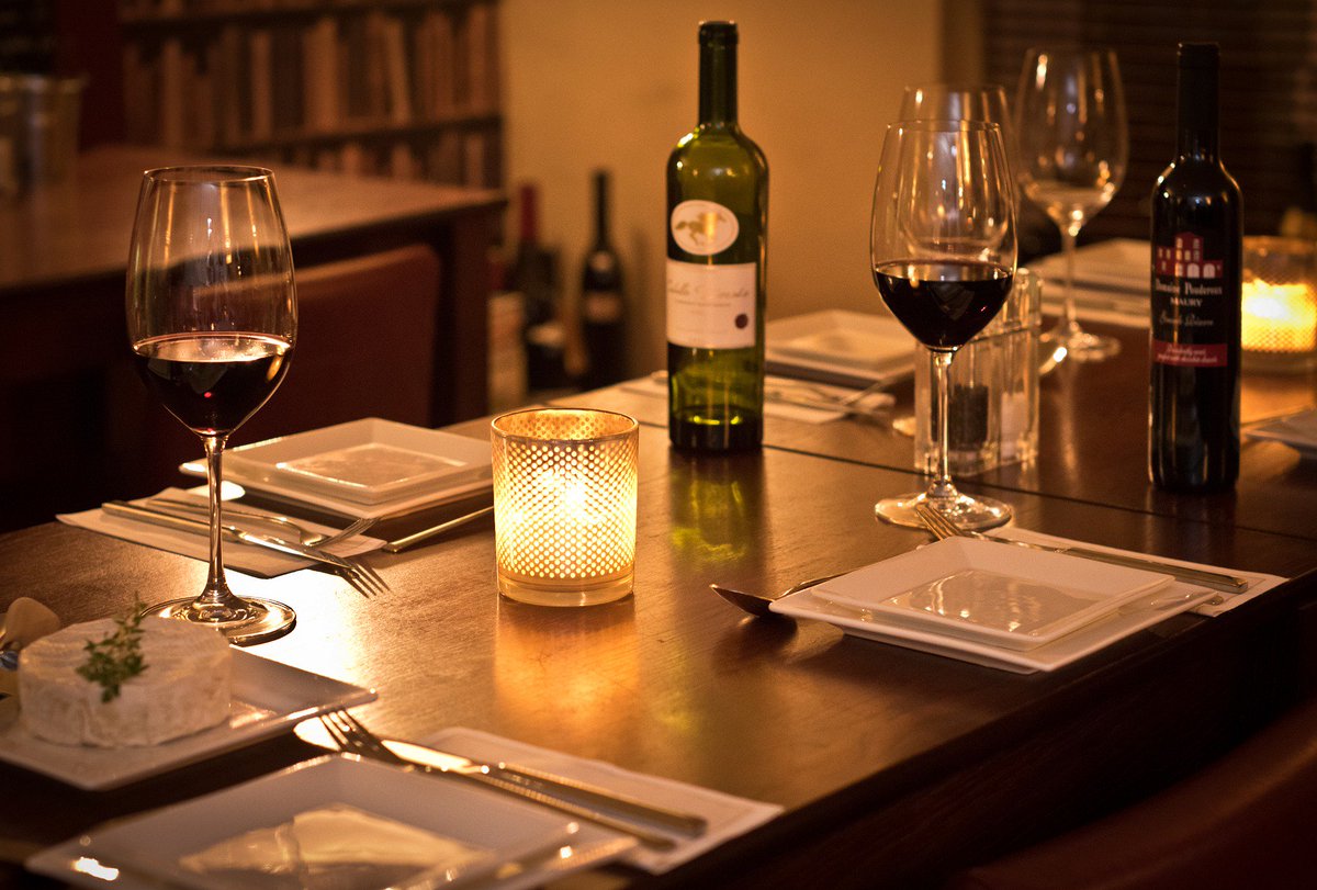 HyggeGoals's tweet photo. Have you hosted a hygge dinner party? 🍷

#dinnerparty #wine #candlelitdinner https://t.co/0gPwQTMMD7