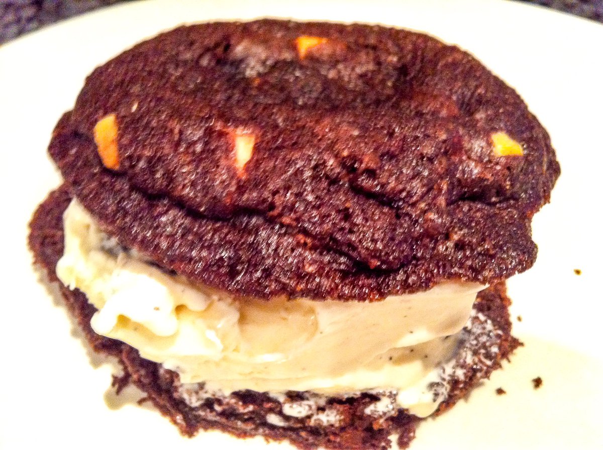 kenandjesses's tweet image. It's #NationalSandwichMonth so we thought we'd share a couple of #cookie #sandwiches that we made earlier in the year 🍪 #baking #experiment