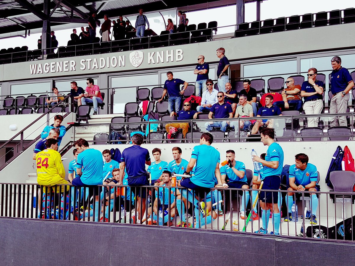 rfe_hockey's tweet photo. AMISTOSO: FINAL @EnglandHockey 2 @AbsolutaMasc 2 ( @PapauQue @xlleonart ) #RedSticks https://t.co/qZxfTLg50W