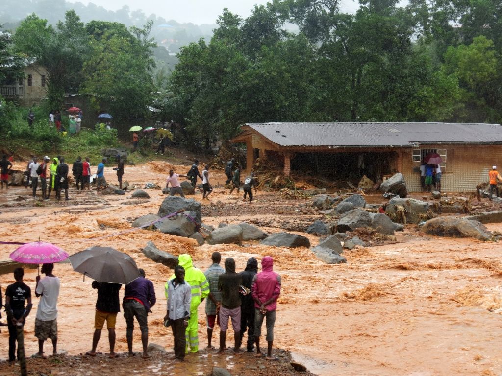 JPZinzen's tweet photo. Government asking for help as to relief more than  3,000 people left homeless by flooding and mudslides in Freetown
#SierraLeone https://t.co/YGeByYWt46