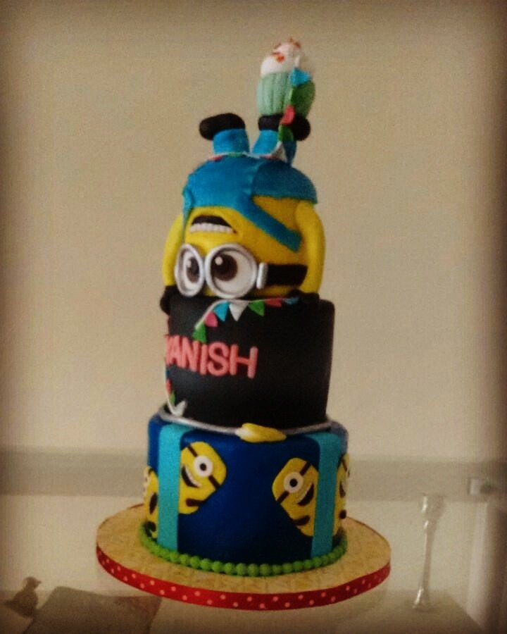russsh_in's tweet photo. When we didn't share our task with the minion. #cakedelivery #mumbai #cake #russsh #errands https://t.co/MpSPtcPDYA