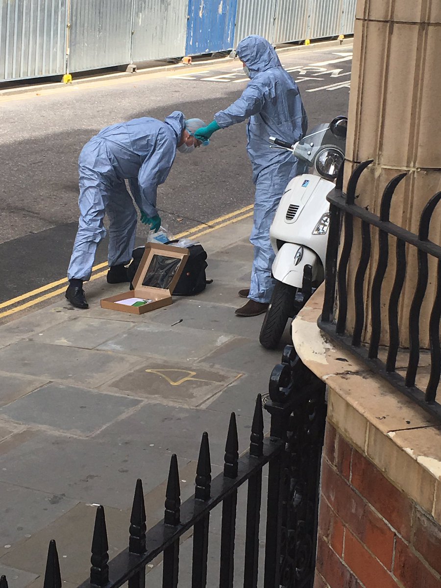 reobtnaz's tweet photo. @LBC #Basil Street  #Boodles today #BoodlesRobbery #SmashAndGrab #forensics #Knightsbridge https://t.co/hBxKy459ip
