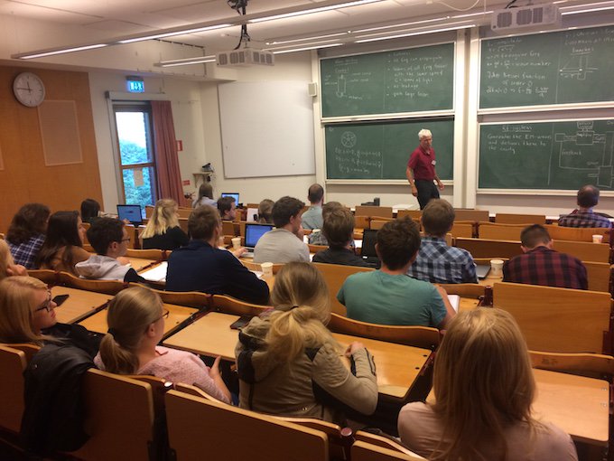 essneutron's tweet photo. Prof #AndersKarlsson teaches fundamentals & applications of #accelerators during #NPAS17 Nordic Particle Accelerator School @lunduniversity https://t.co/7yOYFb0pL6