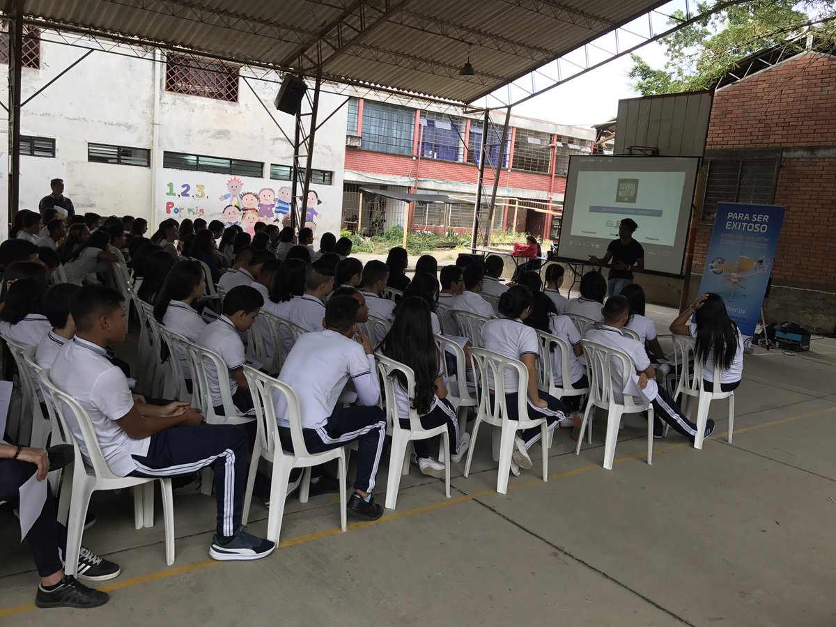 camaracali's tweet photo. Gumercindo Murillo de #Metrofflex comparte su historia de emprendimiento a los jóvenes del #SchoolMeetUp https://t.co/i8Tbw7QvhN
