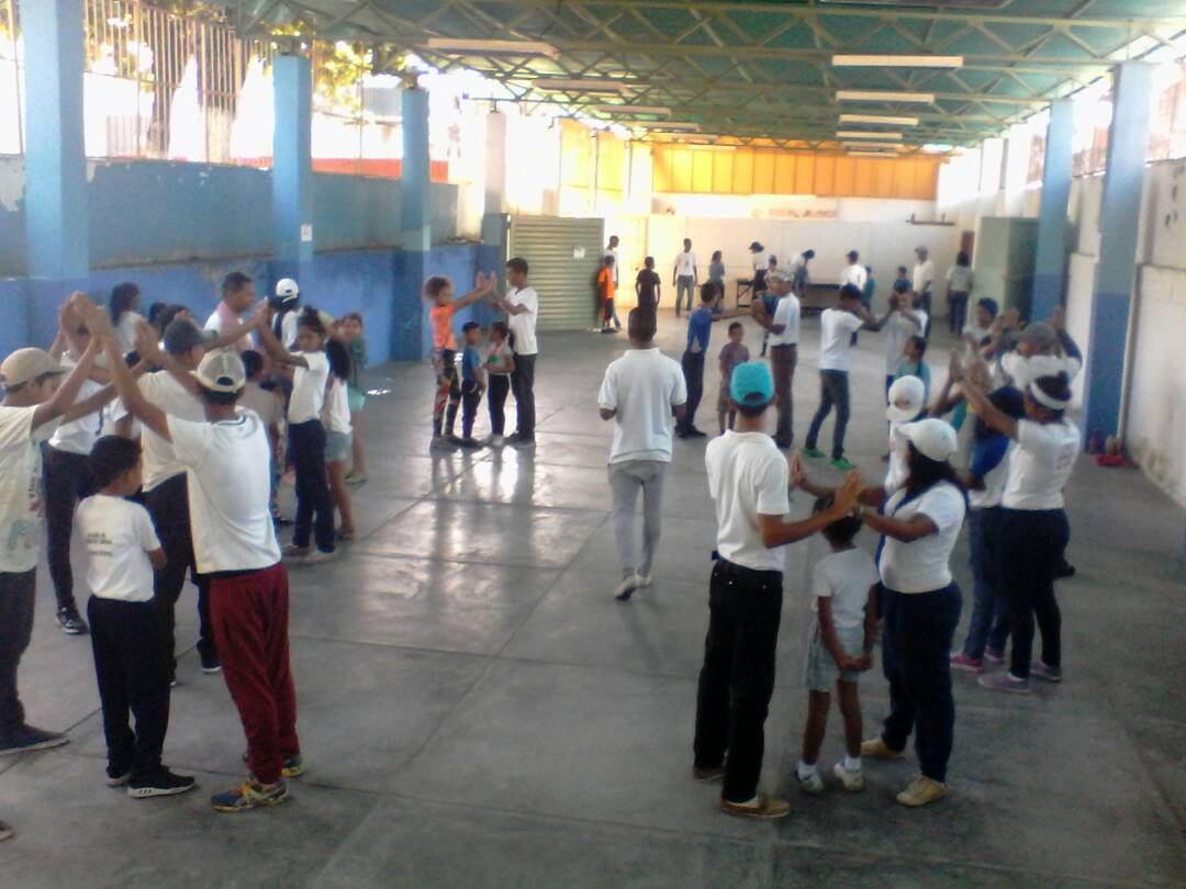 Protestudiantil's tweet photo. #AgostoDeEscuelasAbiertas la alegría de los niños  de la UEN Ramon Alfonzo Blanco Zamora Activo @JauaMiranda       @rosangelaorozco https://t.co/IoGgfvOlQd