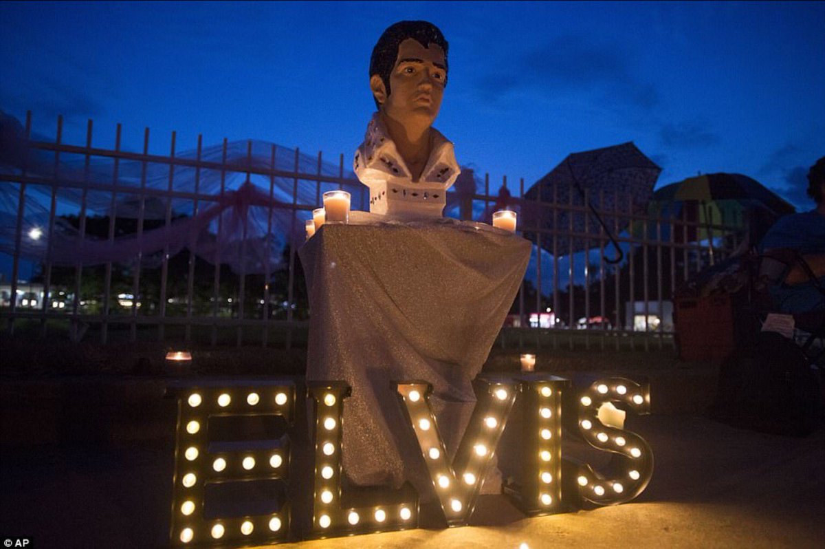 MemphoNewsLady's tweet photo. Priscilla &amp; Lisa Marie Presley at Graceland candlelight vigil for 40th anniv of Elvis' death. Cilla says largest crowd ever. #ElvisWeek2017 https://t.co/py7Jh7QM8y