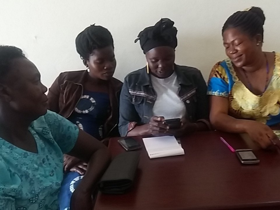 jmwirima1_james's tweet image. @cewitug @OxfaminUganda @Oxfam Members of the Arua Market Vendors NA applying the Budget Tracking  (CASHTIME App)